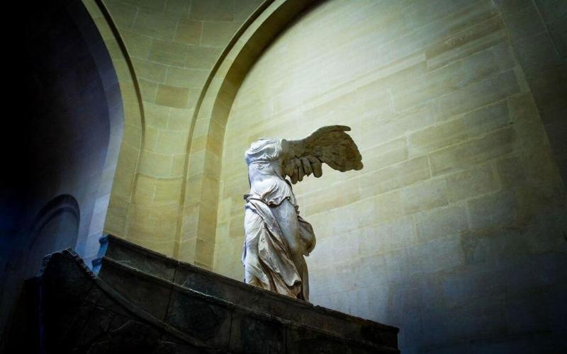 La majestueuse sculpture de la Victoire de Samothrace au musée du Louvre, emblème de la victoire et de l’art antique